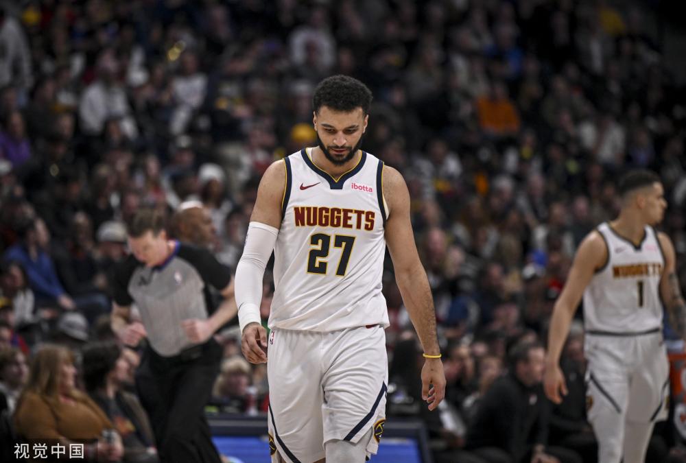 一个在足球 一个在足球